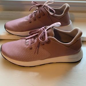 Practically new lilac colored Reebok sneakers 💜